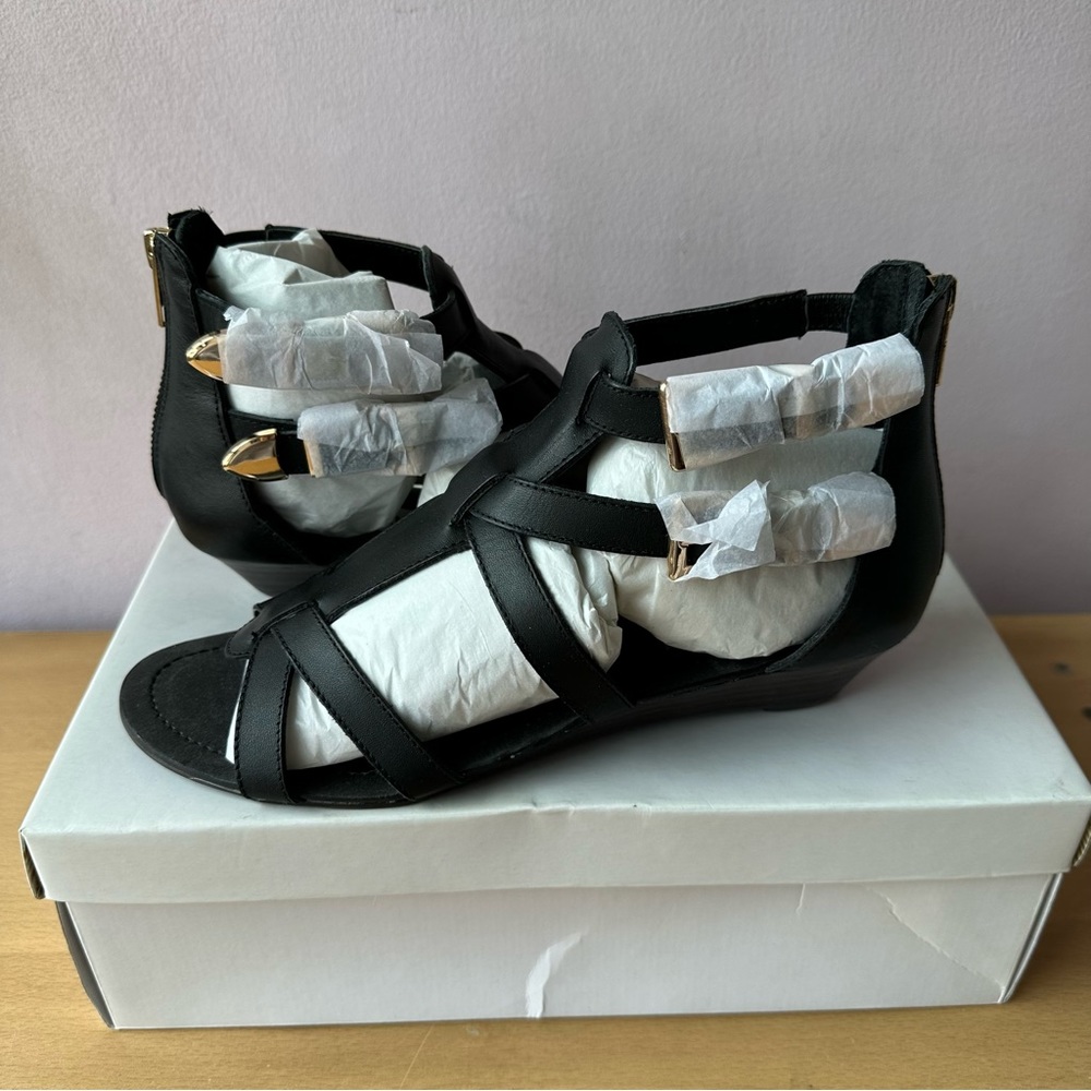 STEVE MADDEN DOUBLE STRAP GOLD BUCKLE BLACK SANDALS BN IN BOX